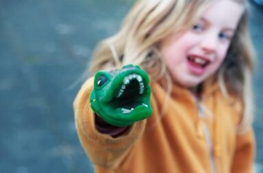 Mädchen mit Krokodil in der Hand