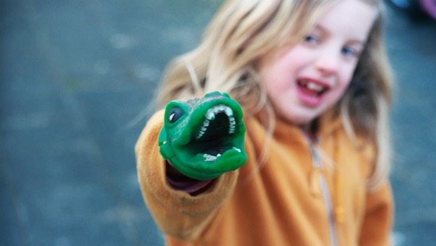 Mädchen mit Krokodil in der Hand
