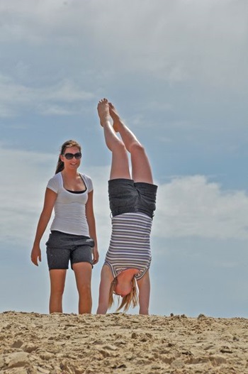 Mädchen macht Handstand