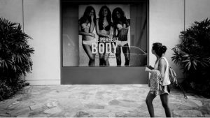 Frau vor Plakat mit Models