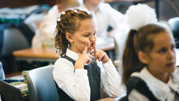 Mädchen Schule Grimassen schneiden