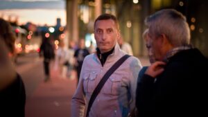 Mann auf der Straße mit anderen