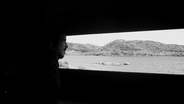 Mann schaut aus Ausguck auf Landschaft