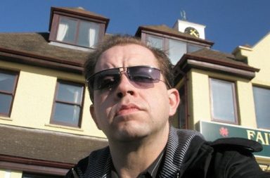 Mann mit Sonnenbrille, Gesicht