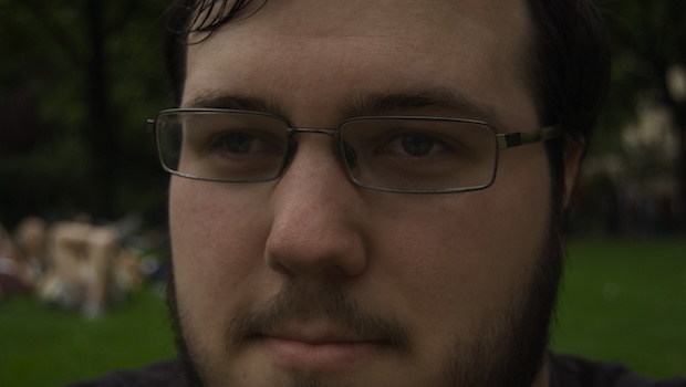 Mann mit Brille, im Hintergrund Wiese