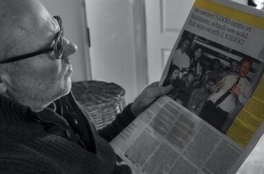 Mann liest Zeitung und guckt streng