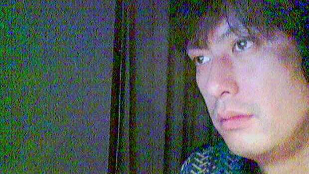 Mann schaut aus Fenster mit desillusioniertem Blick