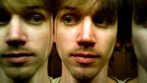 Mann Gesicht zweimal gespiegelt