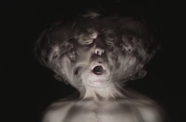 Männerkopf als verzerrtes Bild