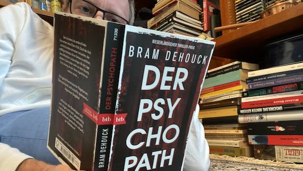 Mann liest ein Buch Der Psychopath