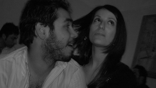 Mann schaut zu Frau, sie schaut weg