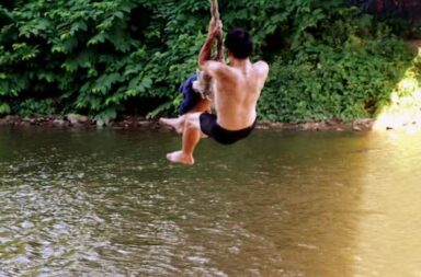 Mann am Seil Sprung ins Wasser