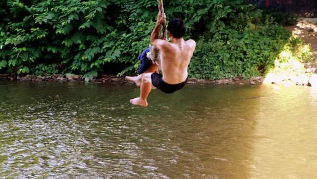 Mann am Seil Sprung ins Wasser