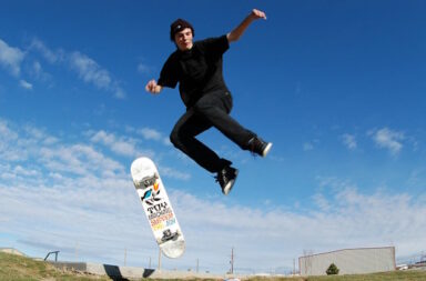 Mann springt mit Skateboard