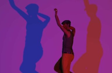 Mann tanzt, bunte Schatten
