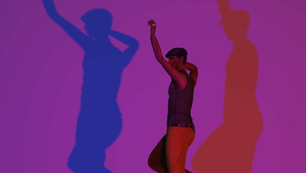 Mann tanzt, bunte Schatten