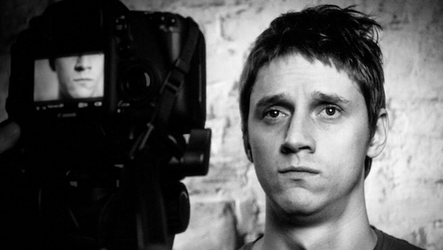 Mann schaut traurig, Kamera mit Bild von ihm davor