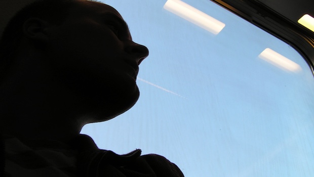 Mann im Zug schaut aus Fenster, Schattenbild