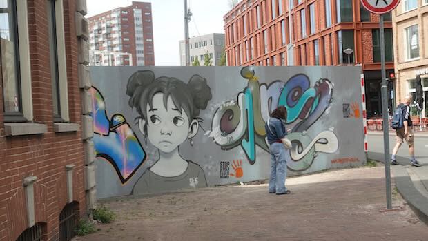 Mauer mit jungem Mädchen, gezeichnet