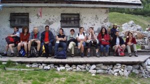 Menschen vor Almhütte