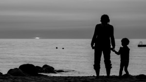 Mutter mit Kind am Meer