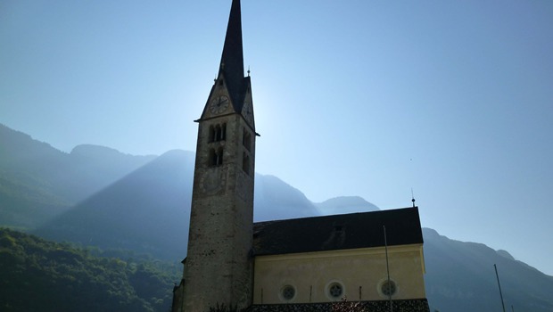 Kirche vor Sonnenlicht