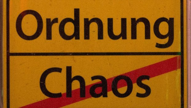 Ordnung und Chaos als Ortsschild dargestellt