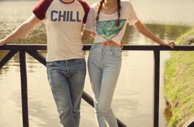 Paar auf Brücke, Shirt mit Aufschrift Chill