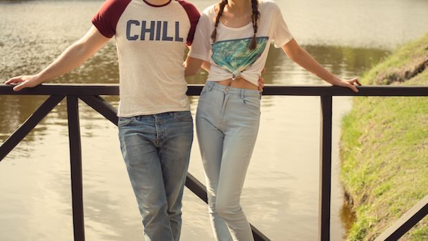 Paar auf Brücke, Shirt mit Aufschrift Chill