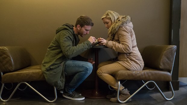 Paar sitzt sich gegenüber zugewandt