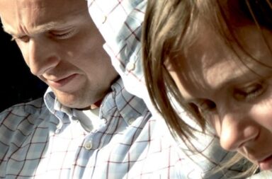 Gesichter eines Paares, beide blicken nach unten