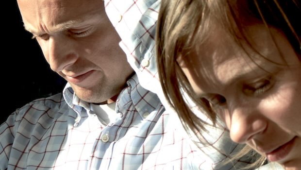 Gesichter eines Paares, beide blicken nach unten