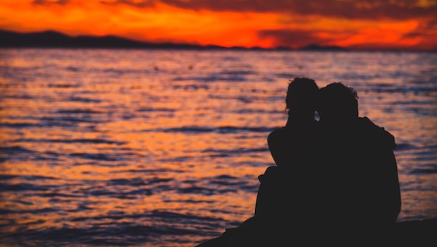 Paar am Meer bei Sonnenuntergang