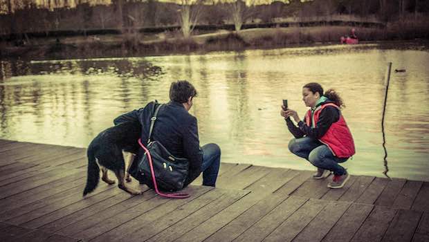 Paar See Hund Handyfoto