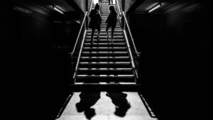 Schattenbild eines Paares, das die Treppe hochgeht