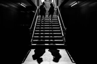 Schattenbild eines Paares, das die Treppe hochgeht