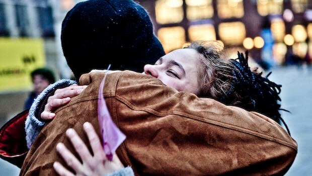 Paar umarmt sich auf Platz