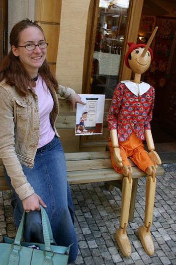 Frau neben Pinochio Puppe