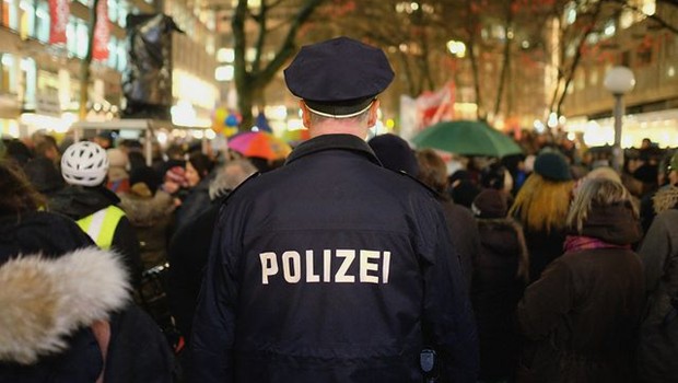 Polizist von hinten in Menschenmenge