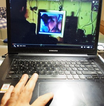 Hnad auf Notebook vor Porno