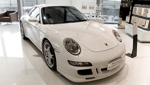 weißer Porsche Autohaus