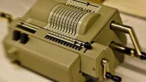 alte Rechenmaschine mit Drehkurbel