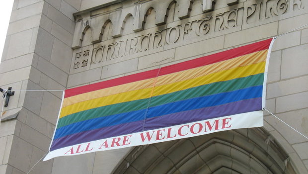 Regenbogenflagge mit Aufschrift: All are welcome