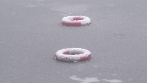 Zwei Rettungsringe im Wasser