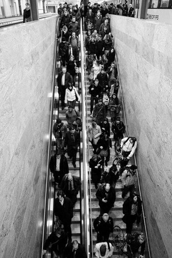Gedrubbel während einer rush hour. Eine Folgen einer durchorganisierten Gesellschaft und doch irgendwie ohne Sinn und Verstand.