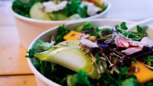 Salat in Schüsseln angerichtet