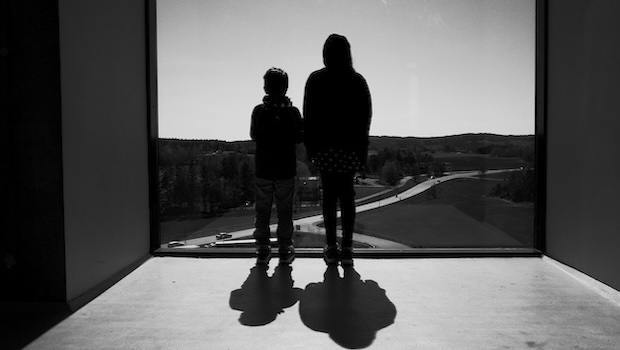 Schatten von Geschwistern vor Ausblick im Hintergrund
