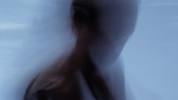 Schatten eines Mannes vernebelt