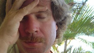 Mann mit Schnäuzer geschlossene Augen