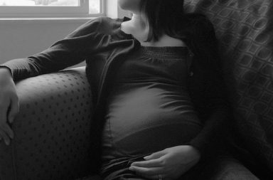 Schwangere auf dem Sofa